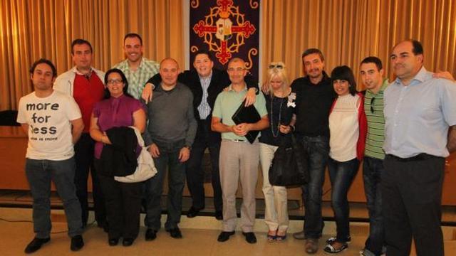 Javier Mendiri aparece en el salón de actos del Museo junto a los simpatizantes de su candidatura.