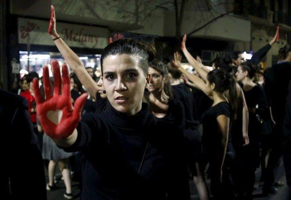 Milers de persones es van manifestar als voltants de la Plaza del Congreso argentí a Buenos Aires durant una manifestació sota el lema Ni una menys per rebutjar els feminicidis.
