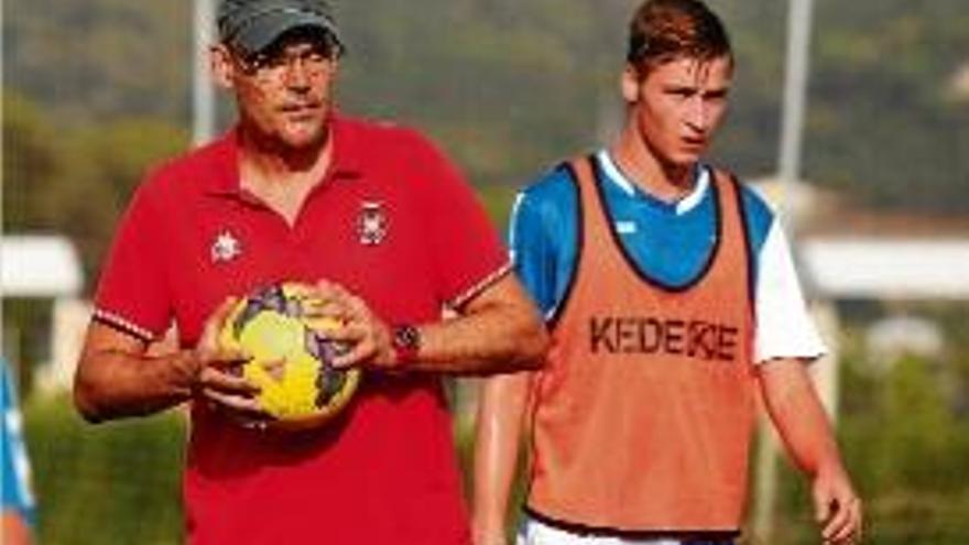 Robert Vila, entrenador del Girona juvenil, veu l&#039;equip preparat.