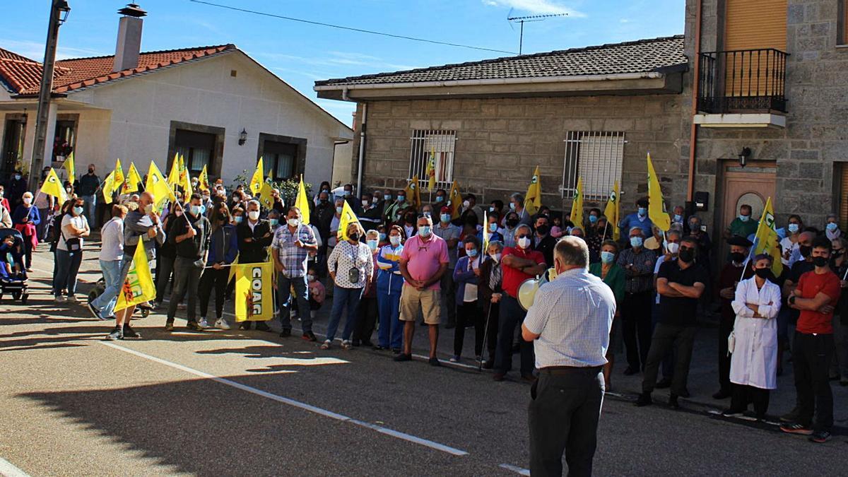 Distintos momentos de la concentración a la puerta del consultorio de Villardeciervos que ayer reunió a vecinos de pueblos de La Carballeda. | Araceli Saavedra