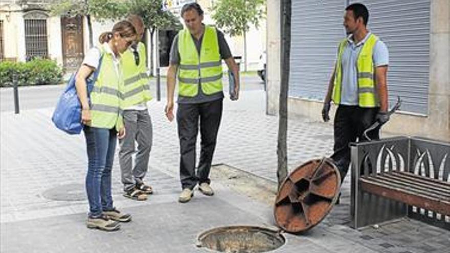 Revisan las alcantarillas para prevenir embozos