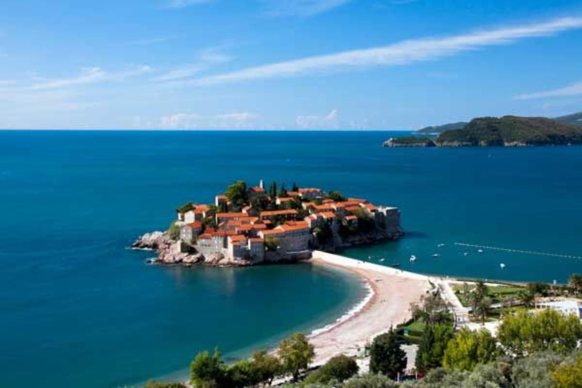 Sveti Stefan, el paraje más fotogénico del litoral de Montenegro, es una pequeña isla unida al continente por un istmo artificial.