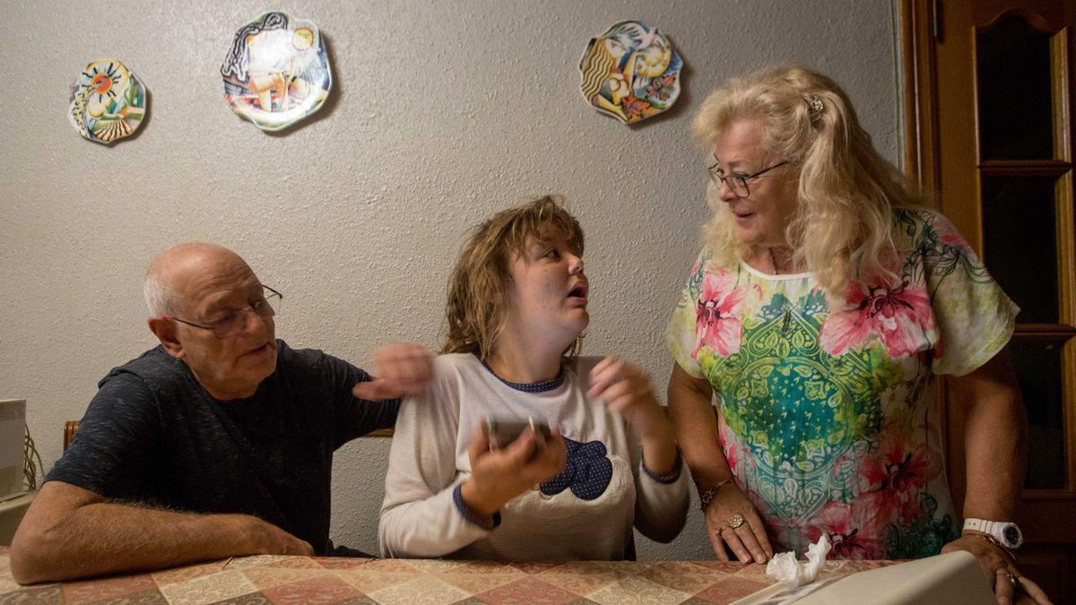 Sheila con sus abuelos, Paco y María.