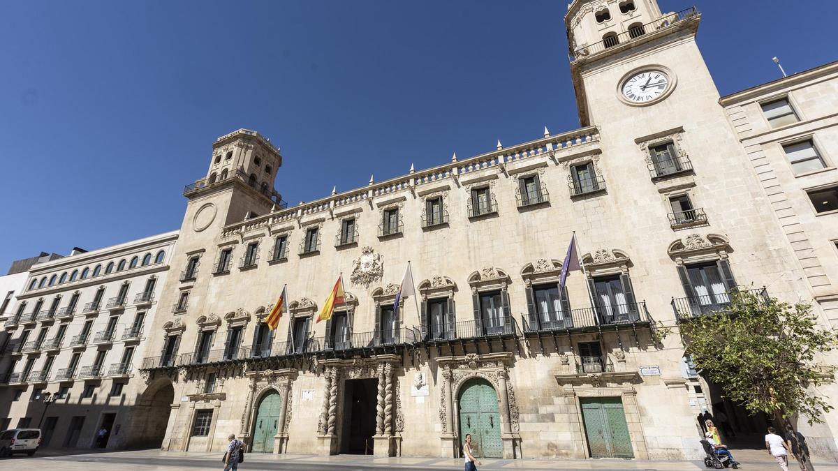 La fachada del Ayuntamiento de Alicante, en una imagen reciente.