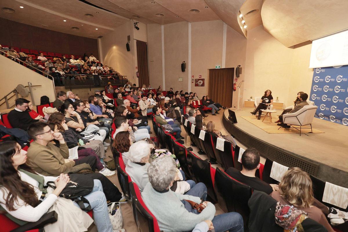 Numeroso público siguió la presentación del libro.