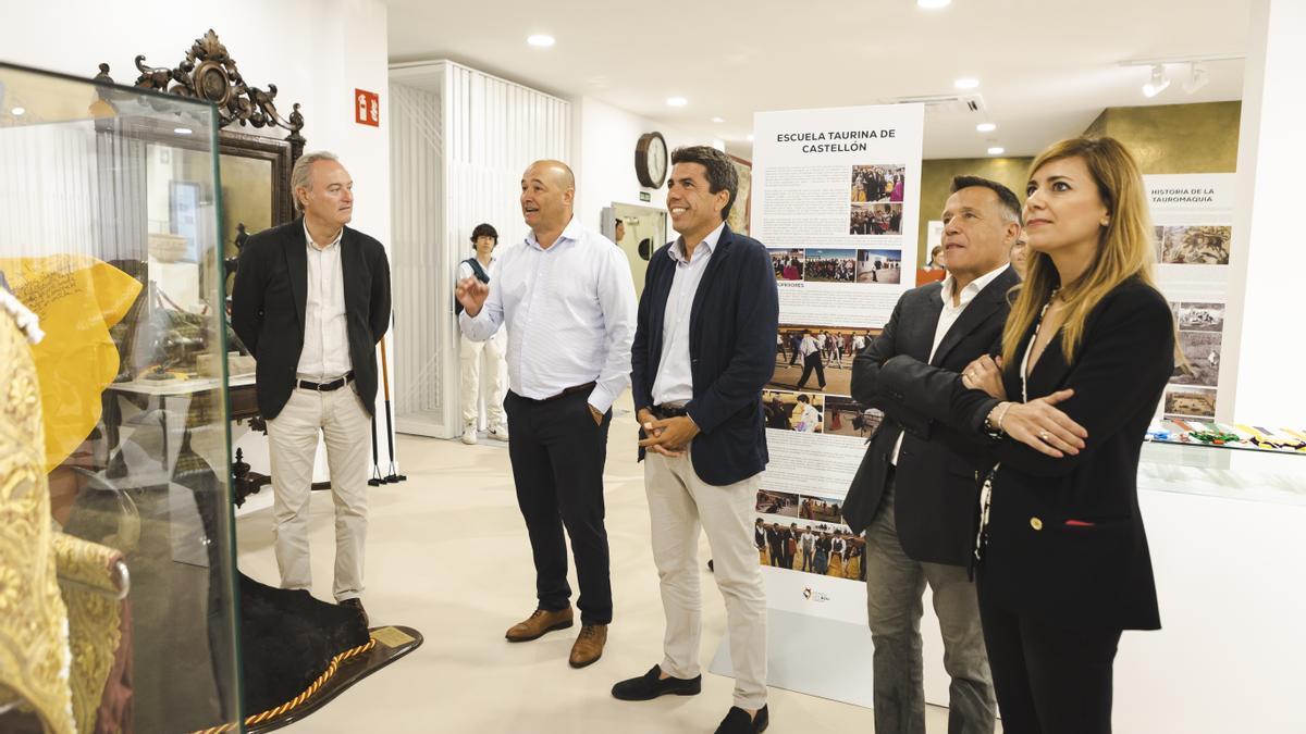 Visita de Mazón, Fabra y Monferrer al Museu del Bou de Burriana