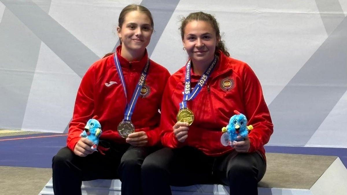 Irene del Rey y Noelia Pontes, tras ganar sus medallas júniors en el Europeo de tiro.