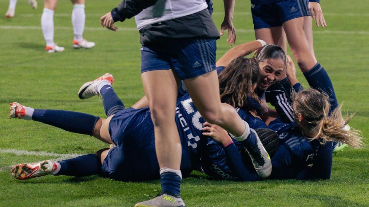 Las jugadoras del Paris FC celebran su victoria en la Champions ante el Wolfsburgo