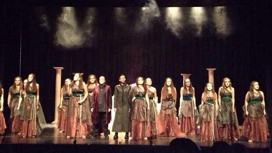 Un momento de la representación de Las Suplicantes, de Esquilo, por el grupo de teatro del colegio Maravillas.