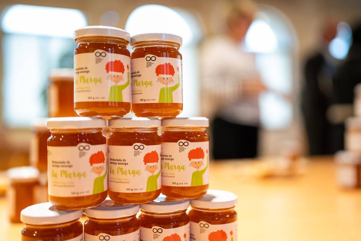 BARCELONA 09/04/2024 Barcelona. Acto de entrega de mermeladas a los voluntarios que recogieron naranjas de arboles de barcelona. El regidor Batlle las entrega a 10 entidades. FOTO de ZOWY VOETEN