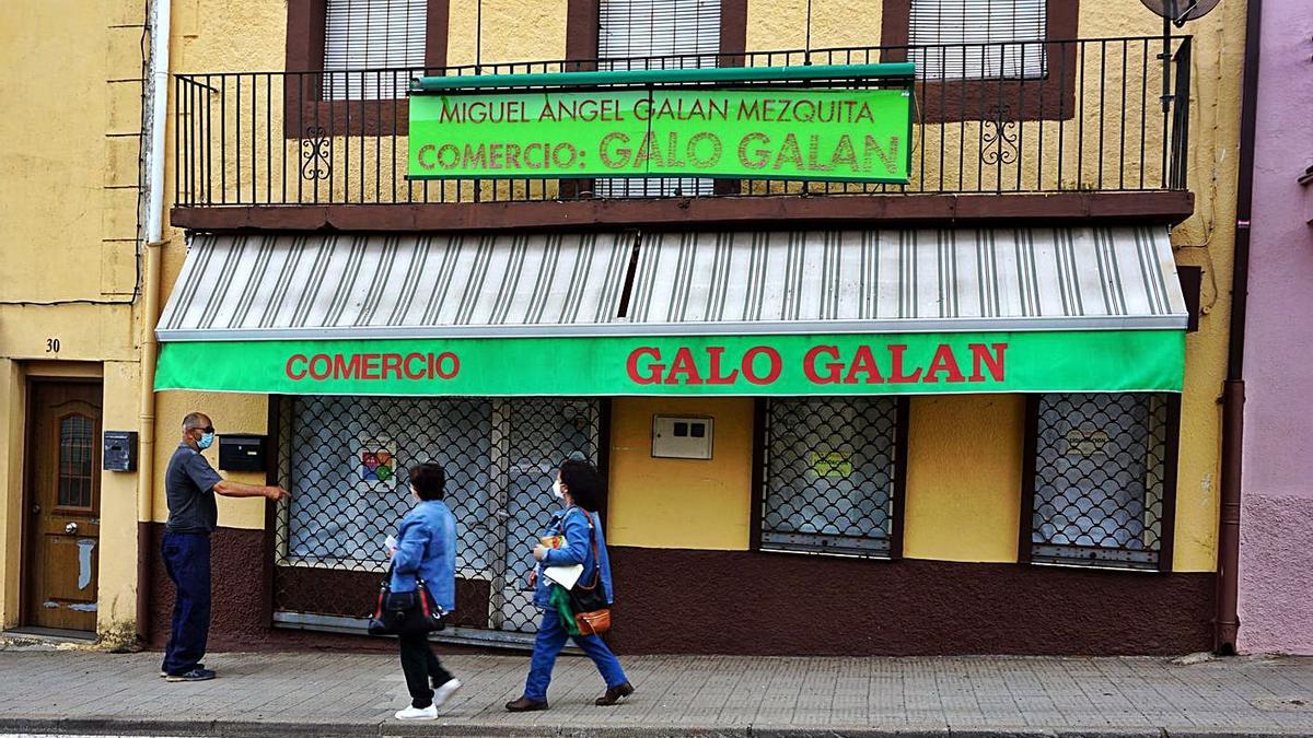 La tienda de Galo Galán, en Alcañices, cerrada en su primer día sin actividad. | Chany Sebastián