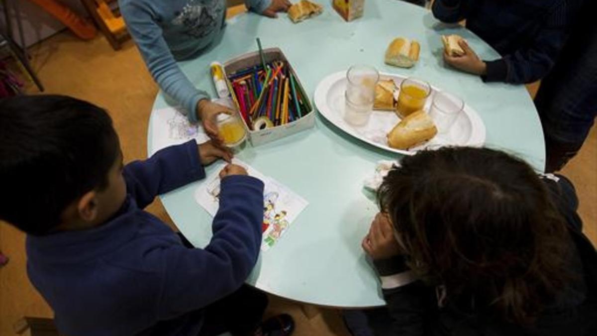 Merienda en el centro de menores barcelonés, en invierno.