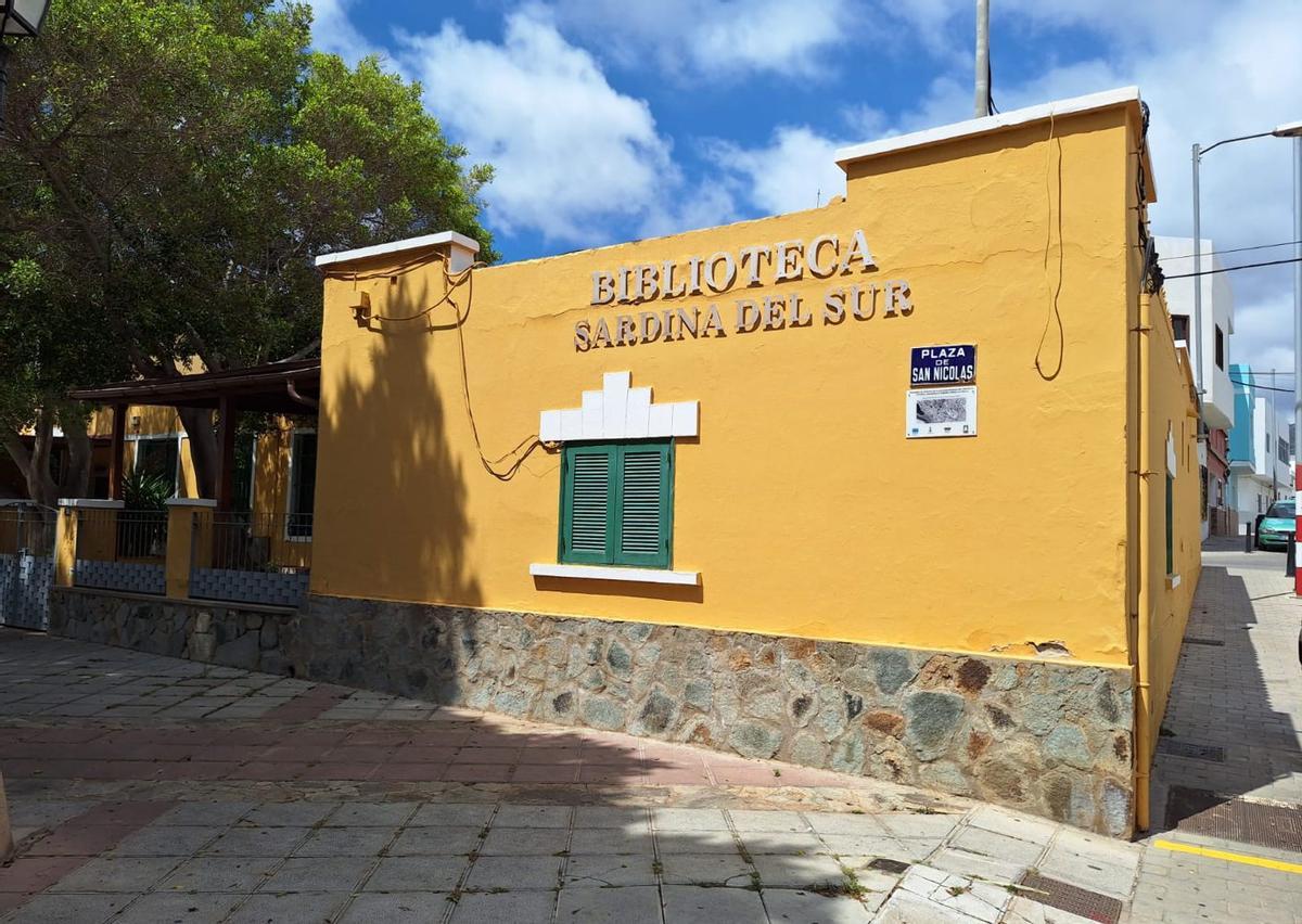 Imagen actual de la biblioteca de Sardina, ubicada en el centro del casco urbano del pueblo.
