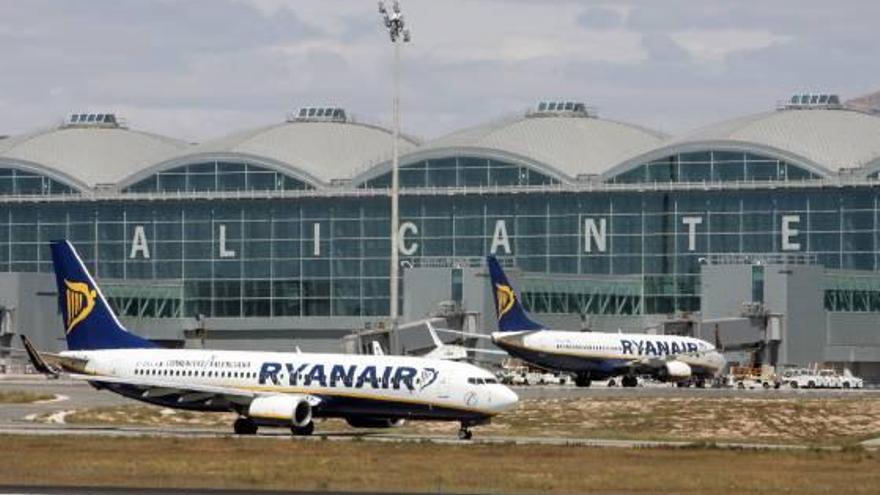 Aviones de la compañía Ryanair en el aeropuerto.