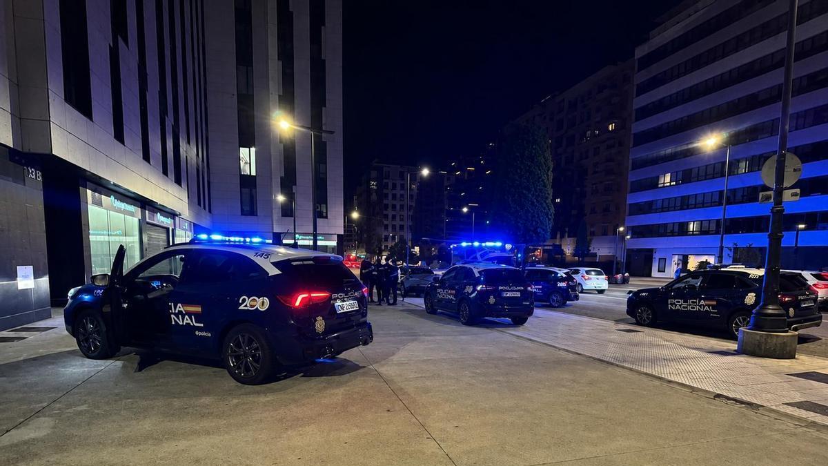 Las patrullas de la Policía Nacional en el lugar de los hechos.
