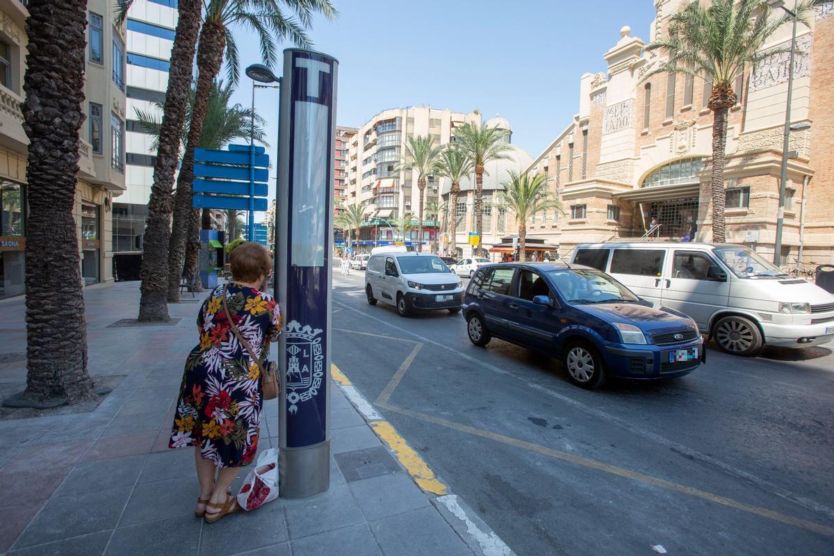 Una mujer espera en la parada de taxis del Mercado Central en Alicante