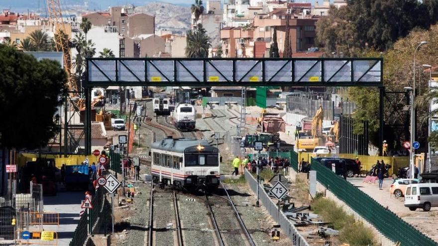 El paso a nivel de Santiago El Mayor, en obras por el soterramiento.