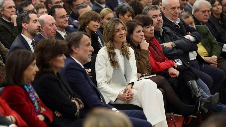 Arriba, Pedro Sánchez, flanqueado por Javier Calleja y Mercedes Milá. Abajo, de izquierda a derecha, la ministra de Defensa, Margarita Robles; la vicepresidenta del Gobierno, Carmen Calvo; el presidente de Planeta, José Creuheras; Begoña Gómez, esposa del presidente del Gobierno; la portavoz socialista en el Congreso, Adriana Lastra, y la presidenta del PSOE, Cristina Narbona. // Efe