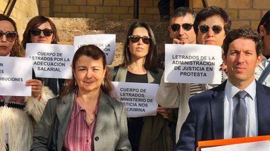 Protesta de letrados de la Administración de Justicia, ayer por la mañana, en los juzgados de Ibiza.