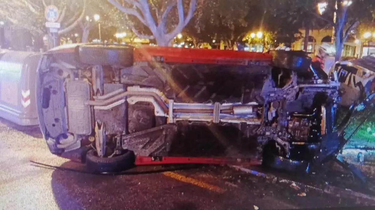 Das umgekippte Auto vor der Polizeiwache.