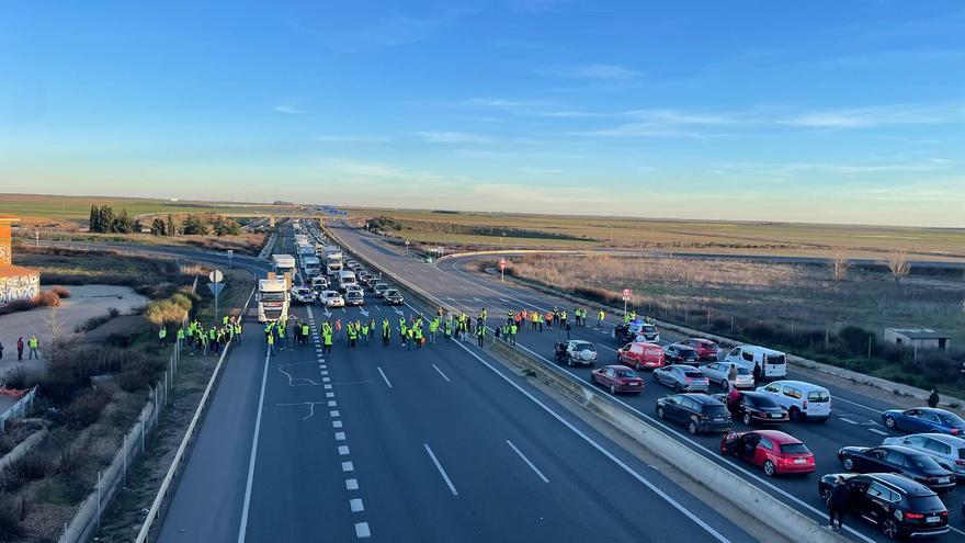 Agricultores vuelven a cortar la A-6 a la altura de Castrogonzalo