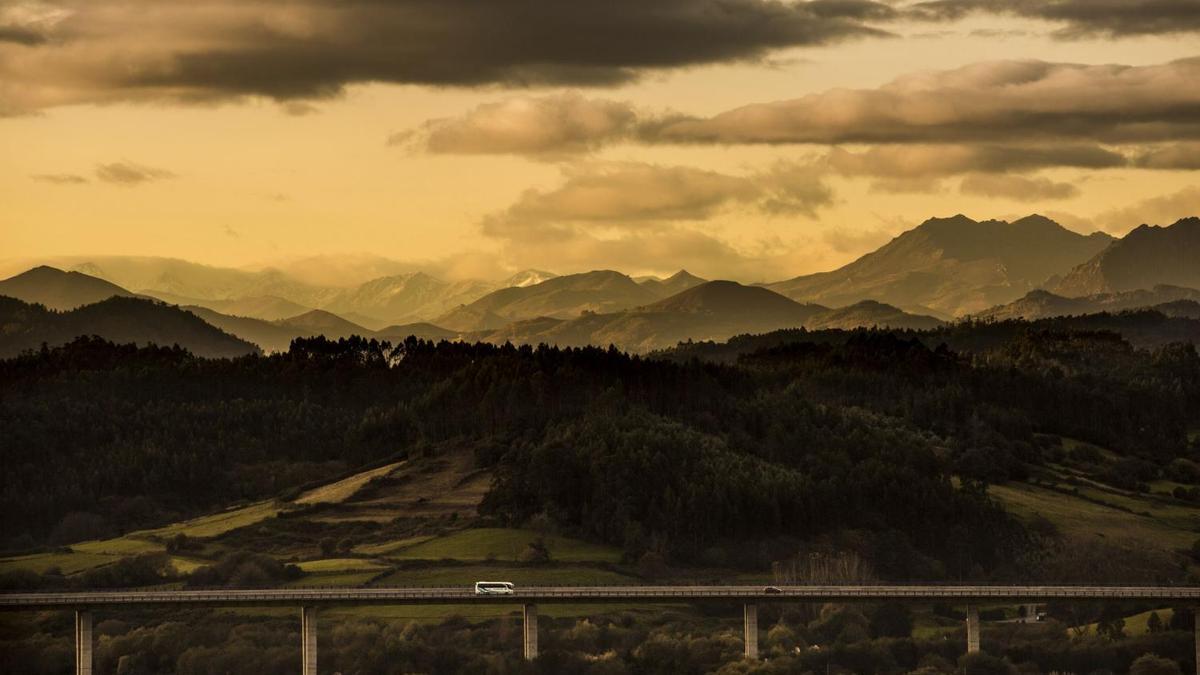 Crepúsculo en la Autovía del Cantábrico desde Soto del Barco