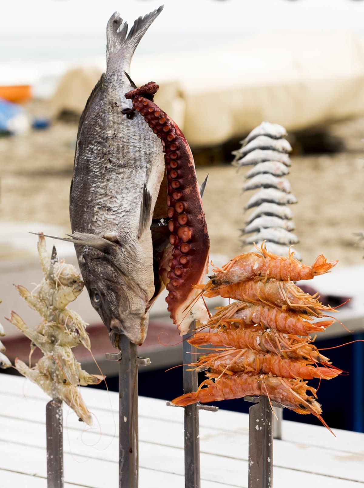 El espeto más popular es el de sardinas, pero los hay de todo tipo de pescados y maricos.