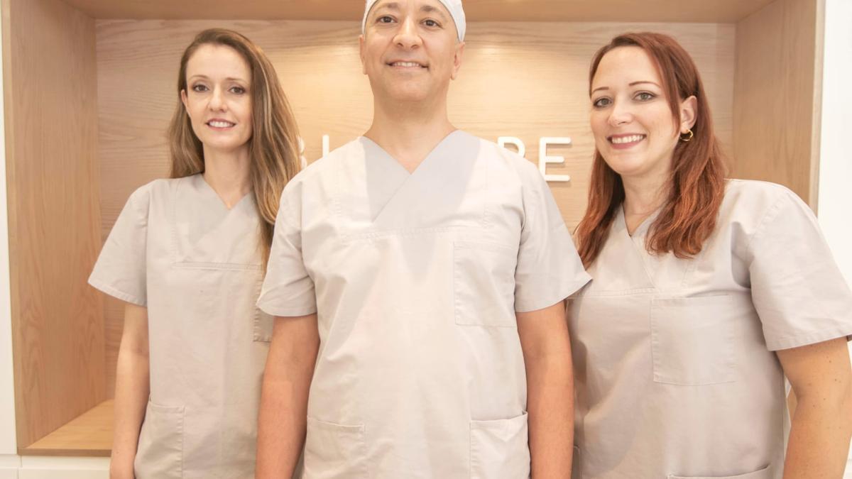 Daniel Nava, doctor; Abigail González, higienista bucodental; e Irene Stumpf, recepcionista y gestión clínica