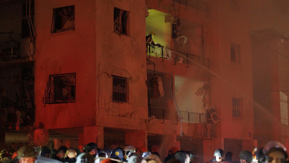Equipos de rescate trabajan en un edificio afectado por un ataque de Irán contra la ciudad israelí de Haifa