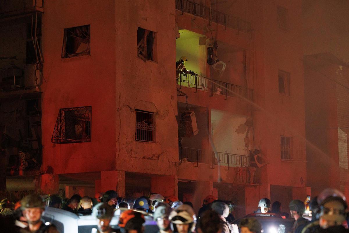 Equipos de rescate trabajan en un edificio afectado por un ataque de Irán contra la ciudad israelí de Haifa