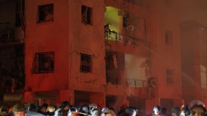 Equipos de rescate trabajan en un edificio afectado por un ataque de Irán contra la ciudad israelí de Haifa