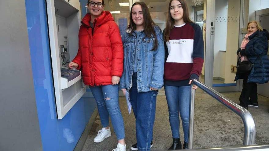 Andrea, Ana y Sara, a las puertas de una de las entidades en las que solicitaron su hipoteca ficticia.