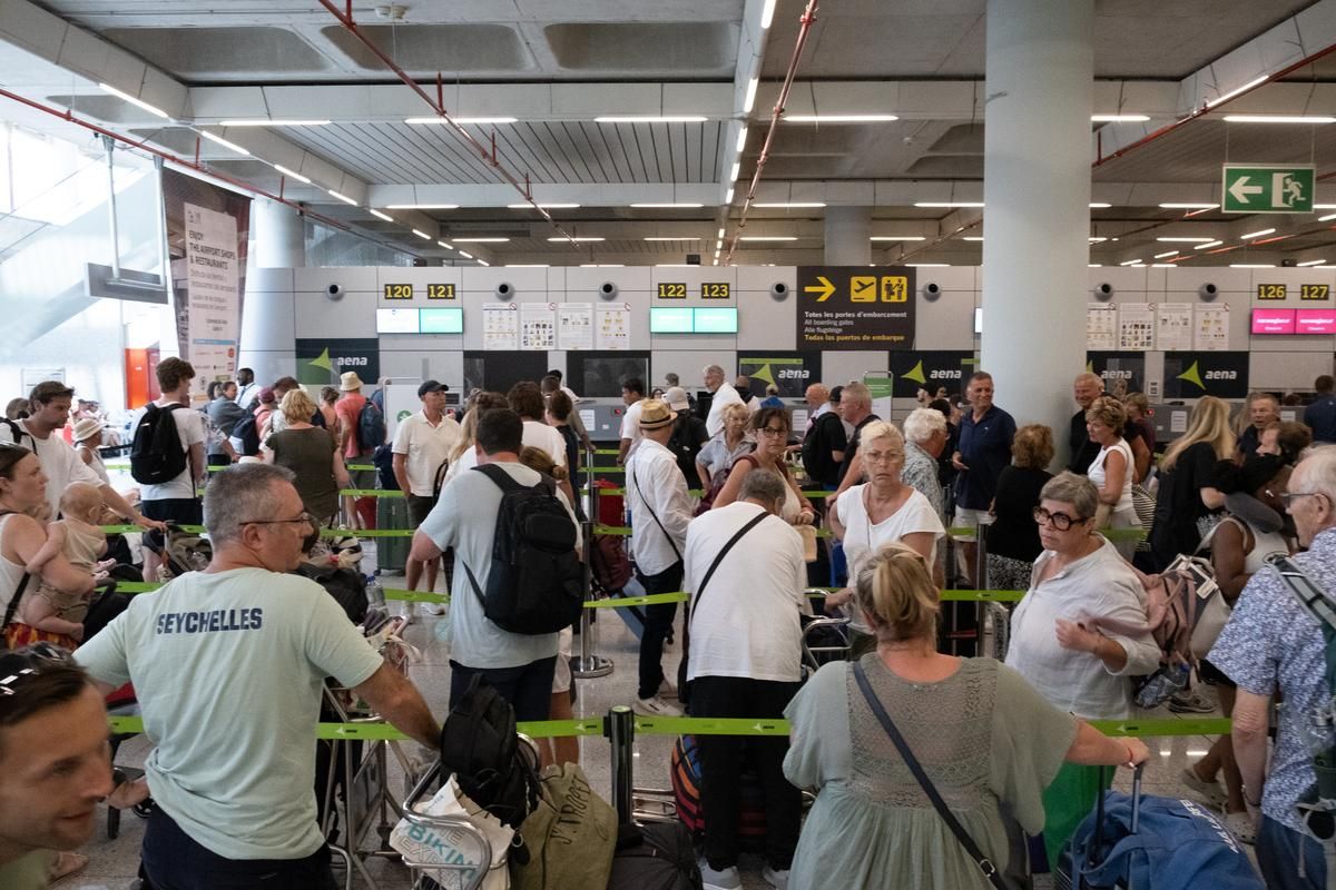 Las fotos del aeropuerto de Palma durante la primera jornada de huelga de controladores franceces