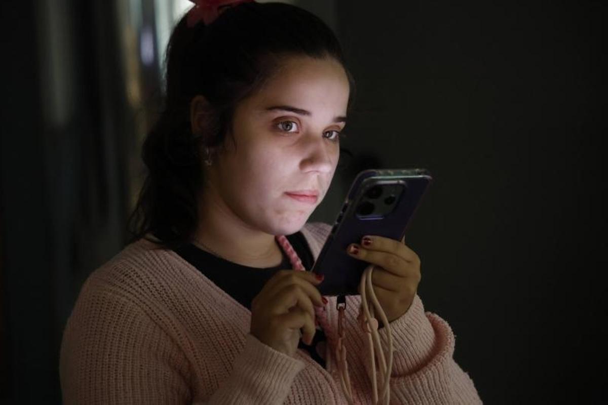 La joven, usando su móvil después de la entrevista.