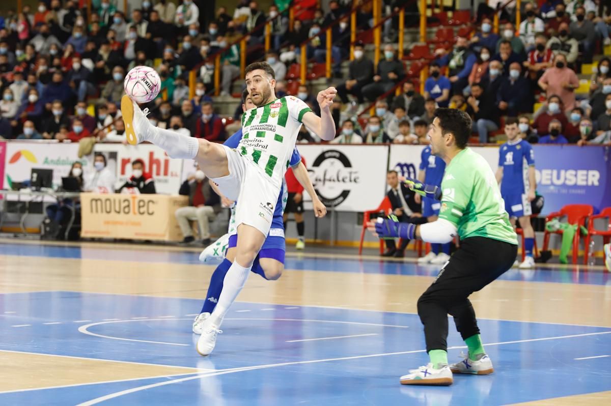 Las imágenes del derbi entre el Córdoba Futsal y el Betis en Vista Alegre