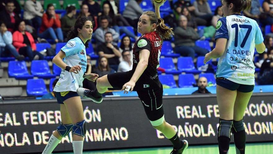 La nueva jugadora del Mecalia Guardés, Estefanía Descalzo, con la pelota. // @Atlguardes_ofi