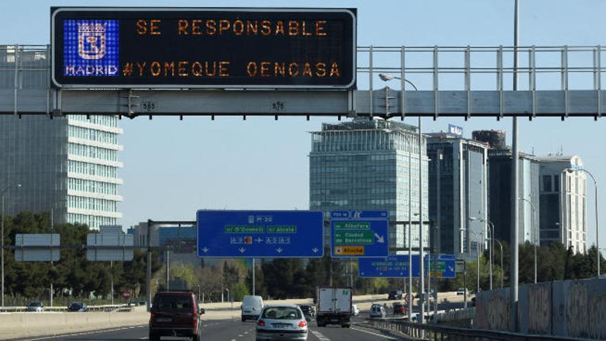 Un panel informativo muestra advertencias relativas a la pandemia de coronavirus en la M-30, en Madrid.