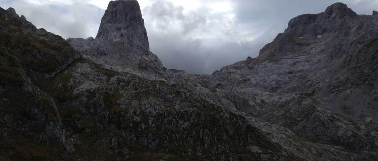 Senda en Collado Vallejo y, al fondo, el Urriellu.