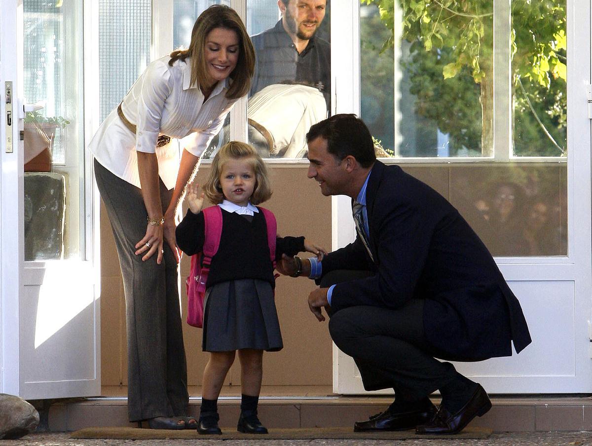El rey Felipe VI y la reina Doña Letícia acompañando a la princesa Leonor al Colegio Santa María de los Rosales (Madrid), el 15 de setiembre de 2008