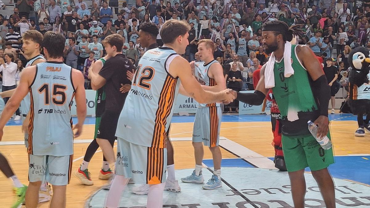 Fotogalería | Tristeza al final del partido entre el Cáceres y el Palmer Fotogalería | Tristeza al final del partido entre el Cáceres y el Palmer