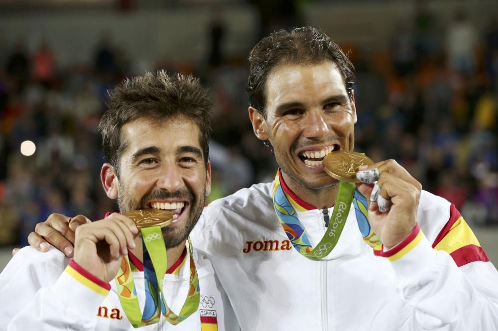 Rafa Nadal y Marc López posan con su oro olímpico en dobles.