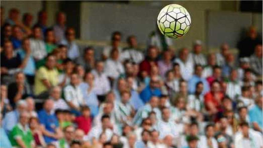 Cristian Herrera supera Deivid per fer-se amb una pilota aèria.