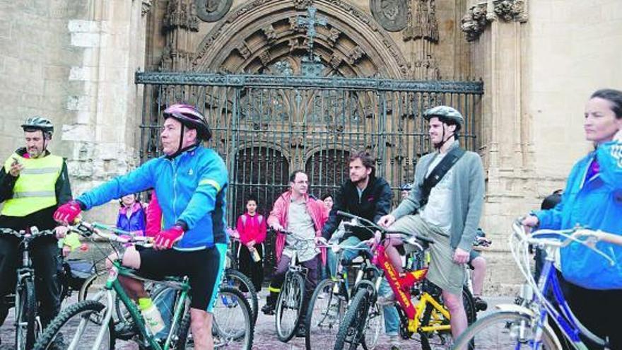 Los ciclistas, concentrados ante la Catedral, se preparan para emprender el paseo por las calles de Oviedo.