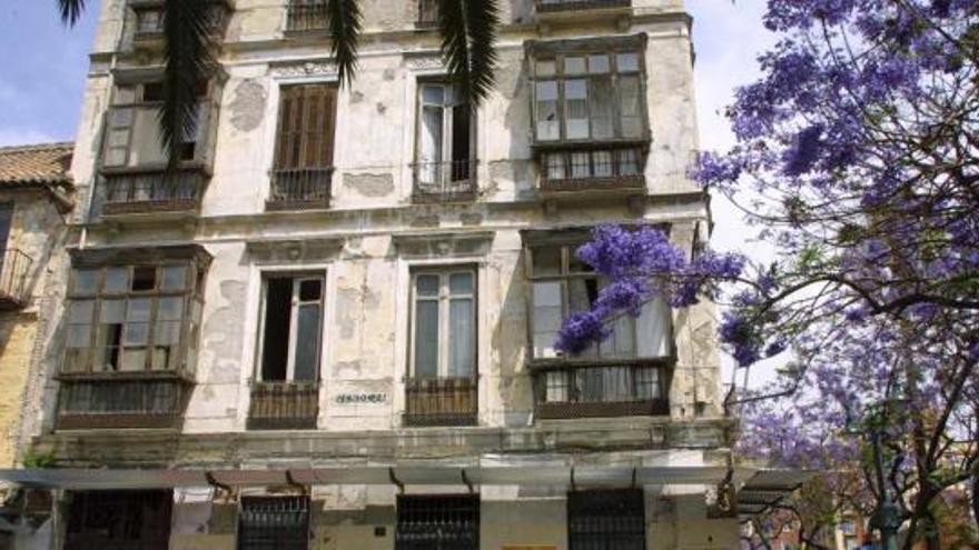 Fachada del edificio en calle Vendeja en su esquina con la plaza de la Marina .