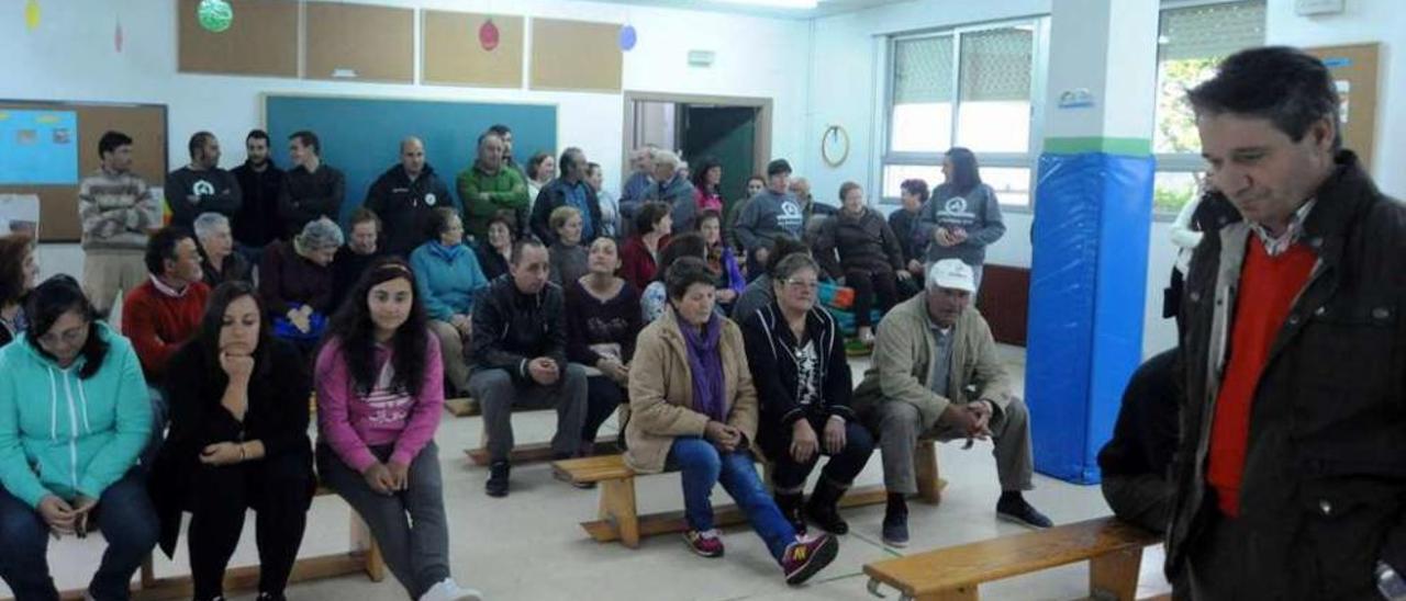 Reunión de los vecinos de Armenteira con el alcalde de Meis, celebrada en el colegio. // Iñaki Abella