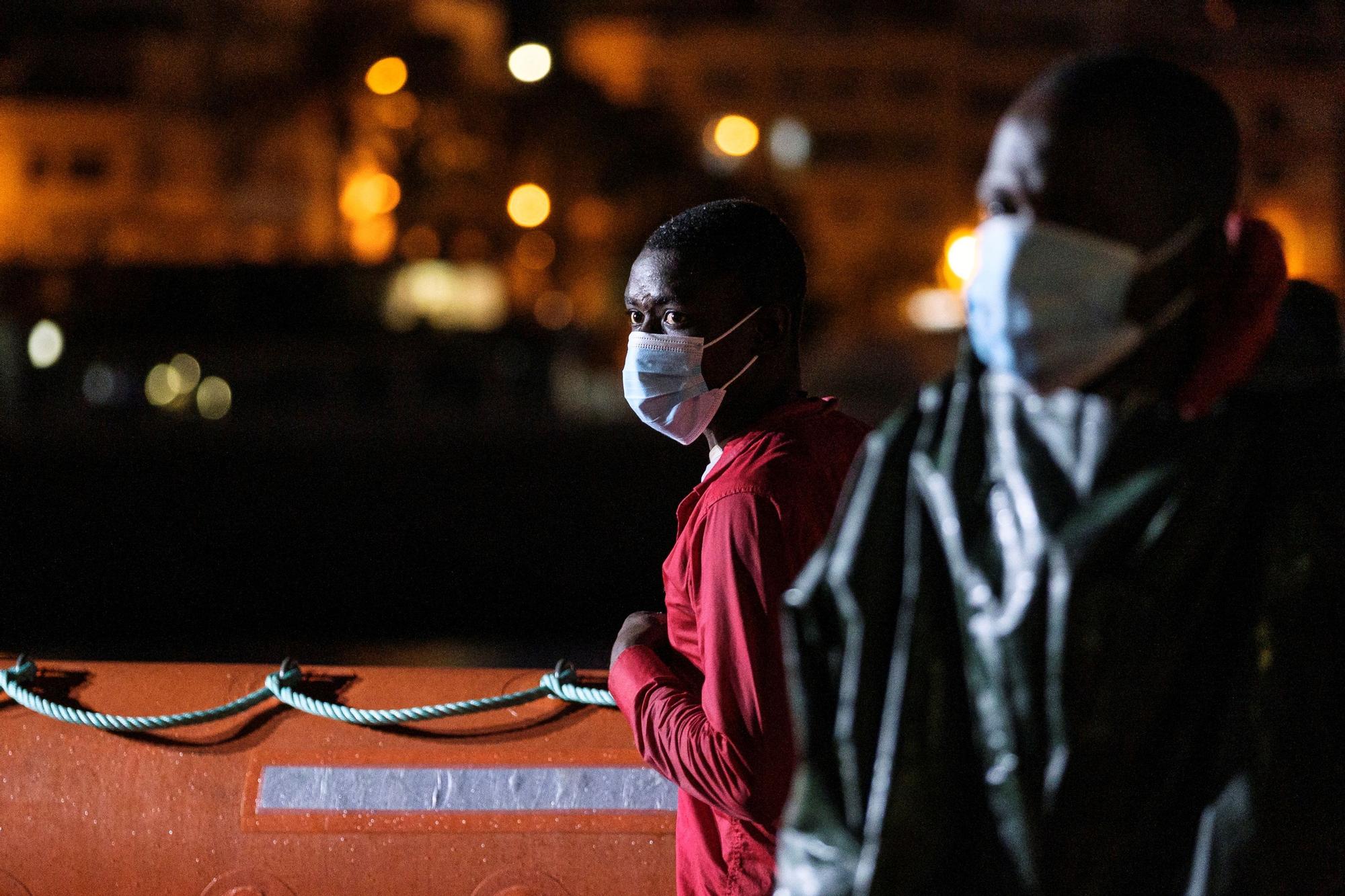 Fallecen cinco inmigrantes en un cayuco rescatado a 250 km de Canarias