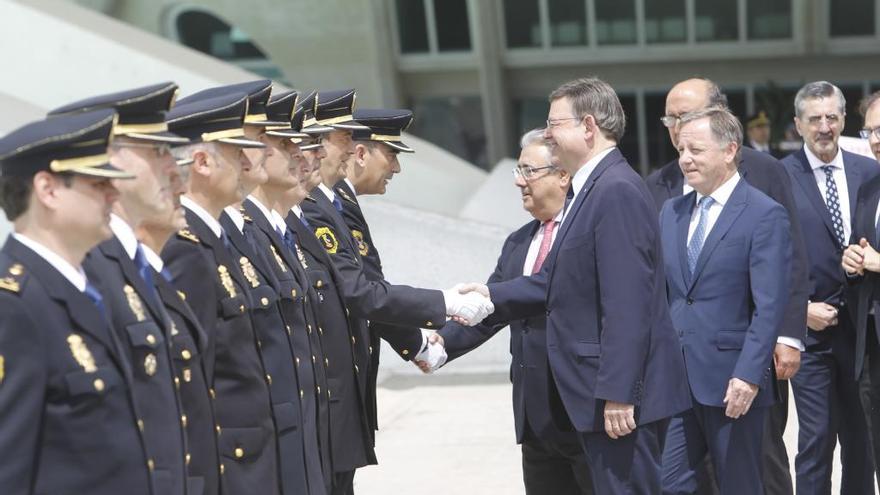 Puig y el ministro Zoido condecoraron a varios policías, entre ellos el escolta.