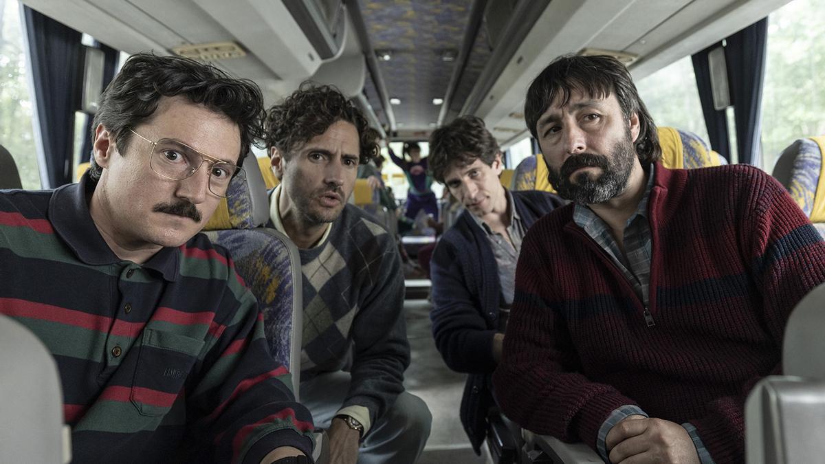 Una escena de 'Los aitas', protagonizada por Quim Gutiérrez, Juan Diego Botto, Ramón Barea, Sofía Otero, Irati Goitia, Irati García, Vera López, Mara Garcés y Aitor Sanz.