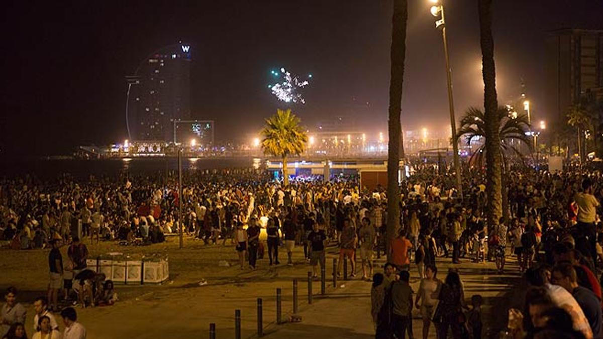 La verbena de Sant Joan llena las playas de Barcelona