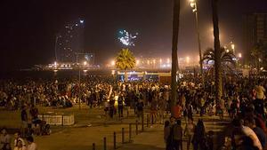 La revetlla de Sant Joan omple les platges de Barcelona